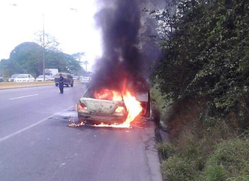 Se incendió vehículo en el kilómetro 28 de la ARC (Fotos)