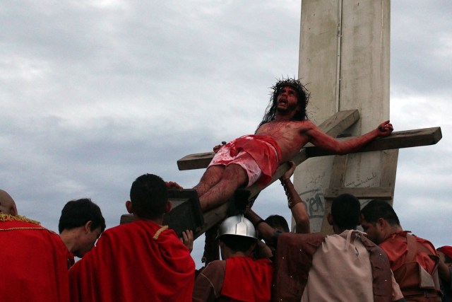 Vecinos del sector El Nazareno de Petare reviven la pasión de Cristo. Foto: Prensa Sucre