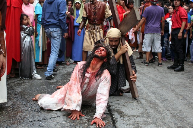Vecinos del sector El Nazareno de Petare reviven la pasión de Cristo. Foto: Prensa Sucre