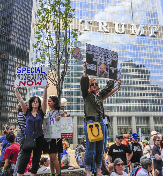 THM14. Chicago (United States), 15/04/2017.- Protestors rally near Trump Tower calling for US President Donald J. Trump to release his tax returns to the public in Chicago, Illinois, USA, 15 April 2017. 15 April is the traditional day that US federal income taxes are due unless the date falls on a weekend. Similar protests were planned in cities across the country. (Protestas, Estados Unidos) EFE/EPA/TANNEN MAURY