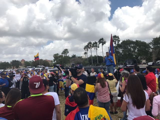 Venezolanos también manifestaron en Miami. Foto: @AlbertoRT51