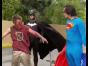 La brutal paliza que Superman le dio a un vagabundo por “atacar sexualmente” a Batman (VIDEO)
