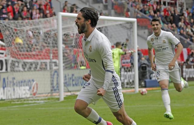 El centrocampista del Real Madrid Francisco Román Alarcón "Isco", tras conseguir marcar el tercer gol para su equipo en el minuto noventa del partido de la trigésima segunda jornada de la Liga de Primera División, que el Sporting y el Real Madrid disputaron hoy en el estadio de El Molinón. EFE/Alberto Morante