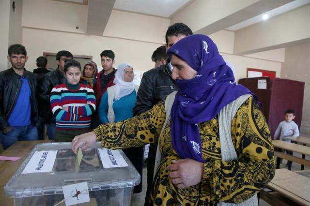 Una mujer vota durante el referendo en Turquía. EFE