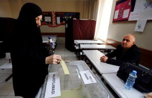 Cierran últimos colegios electorales en comicios para referendo de Turquía