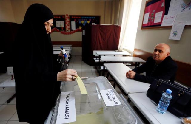 Mujer ejerciendo el voto en Turquía Foto: EFE