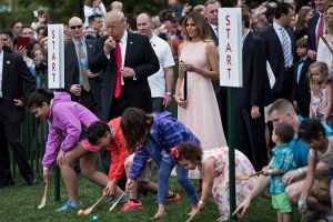Trump lanzó su primera caza de huevos de Pascua en la Casa Blanca