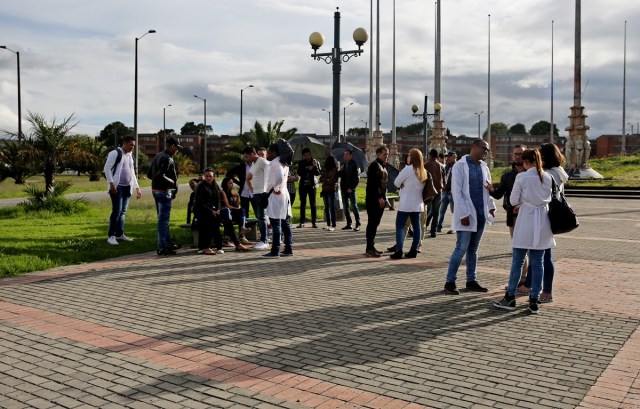 BOG203. BOGOTÁ (COLOMBIA), 17/04/2017. Fotografía del 16 de abril de 2017, de un grupo de médicos cubanos reunidos en la Plaza de Banderas al sur de Bogotá (Colombia). Alrededor de 180 cubanos, que formaban parte de las misiones médicas que ese país tiene en Venezuela, aguardan en la capital colombiana adonde llegaron tras desertar en el vecino país con la esperanza de que EE.UU. les conceda una visa. EFE/LEONARDO MUÑOZ