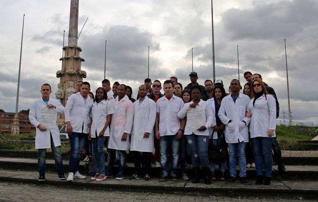 BOG204. BOGOTÁ (COLOMBIA), 17/04/2017. Fotografía del 16 de abril de 2017, de un grupo de médicos cubanos reunidos en la Plaza de Banderas al sur de Bogotá (Colombia). Alrededor de 180 cubanos, que formaban parte de las misiones médicas que ese país tiene en Venezuela, aguardan en la capital colombiana adonde llegaron tras desertar en el vecino país con la esperanza de que EE.UU. les conceda una visa. EFE/LEONARDO MUÑOZ