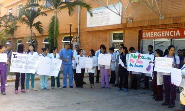 Foto: Protesta en  la Ciudad Hospitalaria Dr Henrique Tejera Carabobo / acn.com.ve