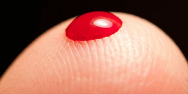 hemofilia-dedo-con-pinchazo-y-sangre