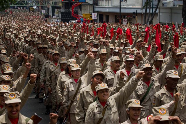 CAR37. CARACAS (VENEZUELA), 17/04/2017 - Militares venezolanos participan en un desfile hoy, lunes 17 de abril de 2017, en Caracas (Venezuela). Las Fuerzas Armadas de Venezuela ratificaron hoy su apoyo incondicional al presidente, Nicolás Maduro, ante lo que consideran una "coyuntura crucial" debido a los "actos de violencia" durante las protestas opositoras, parte de una "agenda criminal" que amenaza la "paz y estabilidad" del país. EFE/MIGUEL GUTIÉRREZ