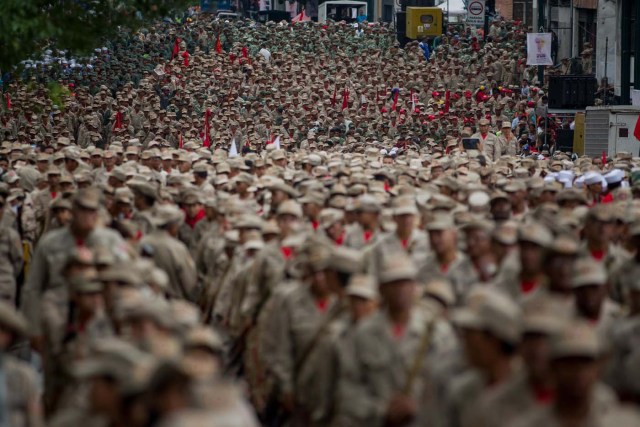 CAR42. CARACAS (VENEZUELA), 17/04/2017 - Miembros de la Fuerza Armada Nacional Bolivariana (FANB) marchan desarmados hoy, lunes 17 de abril de 2017, para conmemorar el séptimo aniversario de la milicia en Caracas (Venezuela). Las Fuerzas Armadas de Venezuela ratificaron hoy su apoyo incondicional al presidente, Nicolás Maduro, ante lo que consideran una "coyuntura crucial" debido a los "actos de violencia" durante las protestas opositoras, parte de una "agenda criminal" que amenaza la "paz y estabilidad" del país. EFE/MIGUEL GUTIÉRREZ