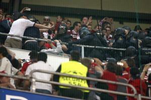 Policía carga contra aficionados del Bayern en el Bernabéu