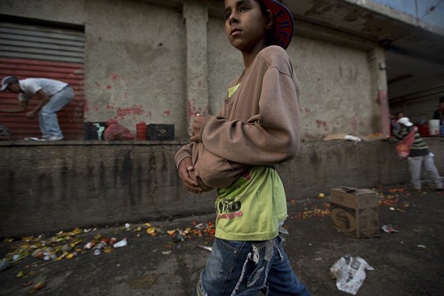 Un niño en busca de frutas en Caracas en 2016 