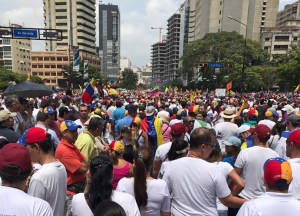 Oposición se moviliza desde Los Dos Caminos rumbo a Plaza Altamira #19Abr (Fotos)