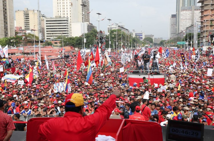 Maduro regaña a sus simpatizantes en plena concentración “antigolpe” (VIDEO)