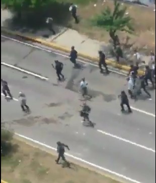 Manifestantes hacen retroceder a sus represores en Base Aragua (Video+ así corrió la GNB)