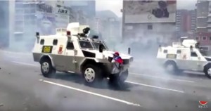 Señora hizo frente a una tanqueta cuando reprimían a manifestantes en la Fajardo (video)