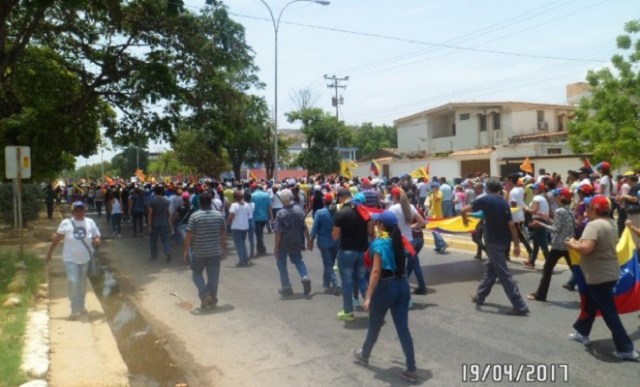 Manifestantes en Cumaná #19Abr / Foto @Winiviere 
