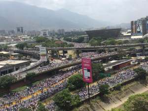 FOTOS: Opositores desbordan Caracas este #19Abr