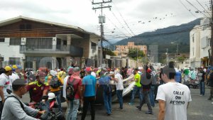 Manifestantes montan barricadas en Valera (Foto)
