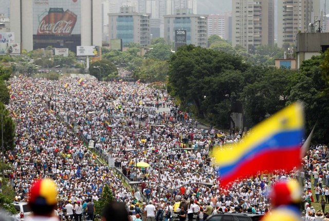 En Táchira y Lara prohibieron con decretos las protestas. En la gráfica, una manifestación en Caracas del este 19 de abril. REUTERS/Carlos Garcia Rawlins