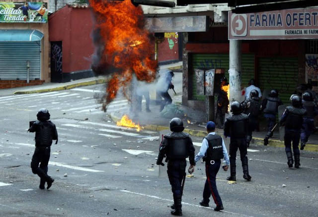 Opposition supporters clash with police during protests against unpopular leftist President Nicolas Maduro in San Cristobal, Venezuela April 19, 2017. REUTERS/Carlos Eduardo Ramirez