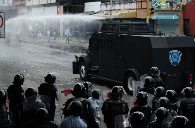 Opposition supporters clash with police during protests against unpopular leftist President Nicolas Maduro in San Cristobal, Venezuela April 19, 2017. REUTERS/Carlos Eduardo Ramirez