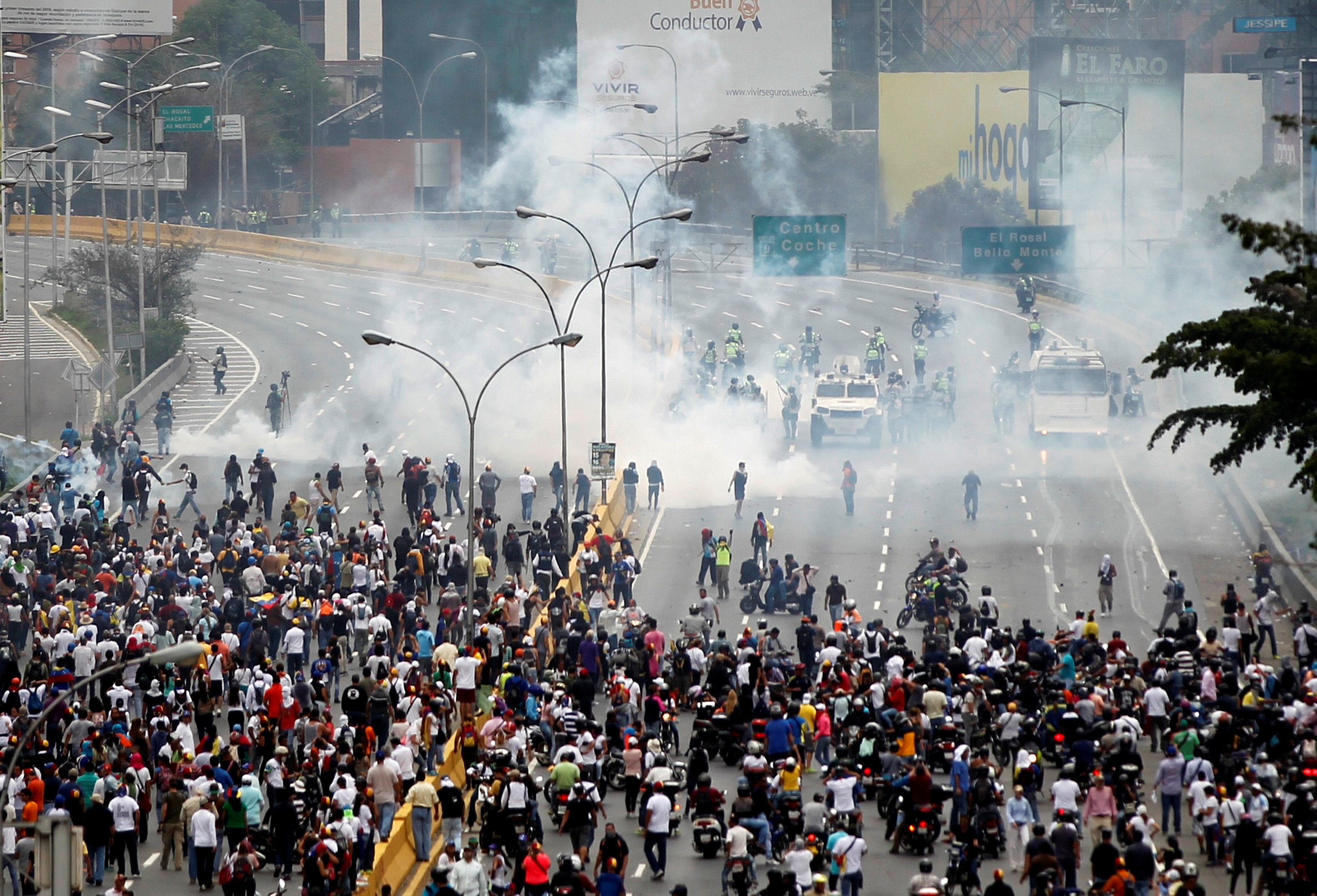 Политические массовые беспорядки. Каракас Венесуэла преступность. Массовые беспорядки Венесуэлы. Митинги в Венесуэле.