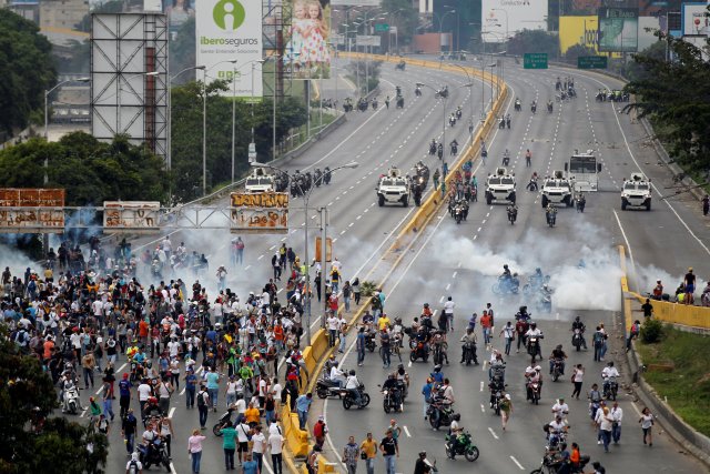 Represión a manifestantes en la autopista Francisco Fajardo este 20 de abril. REUTERS/Christian Veron