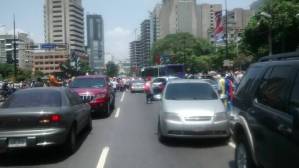 Manifestantes trancan la Francisco de Miranda a la altura de Altamira #20A