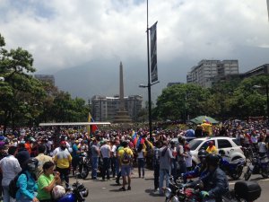 Manifestantes comienzan a concentrarse en plaza Francia de Altamira este #20A