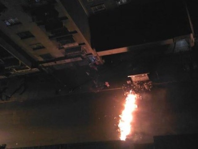 Una barricada fue encendida en una de las calles de La Candelaria. Foto: @DanielJose04 
