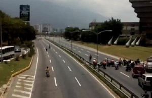 Cerrada parcialmente Autopista Francisco Fajardo a la altura de Chacao #20A (Videos)