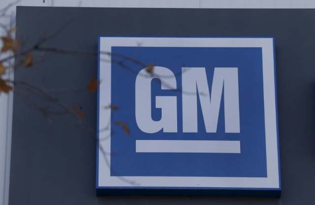 En la imagen, el logo de GM en Michigan el 26 de octubre de 2015. General Motors Co dijo el miércoles que las autoridades venezolanas confiscaron ilegalmente su planta en el centro industrial de Valencia y prometió "tomar todas las acciones legales" para defender sus derechos.   REUTERS/Rebecca Cook