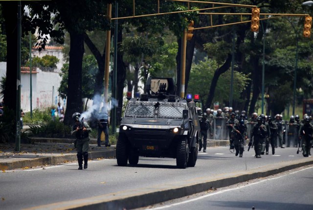 Riot police take positions as demonstrators rally against Venezuela's President Nicolas Maduro in Caracas, Venezuela, April 20, 2017. REUTERS/Carlos Garcia Rawlins