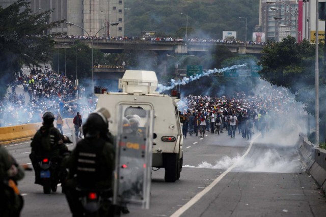 Police fire tear gas toward opposition supporters during clashes while rallying against Venezuela's President Nicolas Maduro in Caracas, Venezuela, April 20, 2017. REUTERS/Carlos Garcia Rawlins TPX IMAGES OF THE DAY