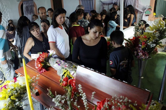 Mourners look at the coffin of Paola Ramirez, a student who died during a protest, in her wake in San Cristobal, Venezuela April 20, 2017. REUTERS/Carlos Eduardo Ramirez