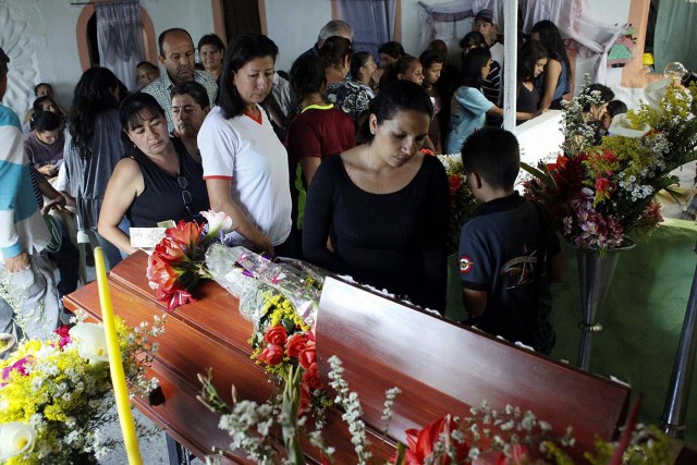 Mourners look at the coffin of Paola Ramirez, a student who died during a protest, in her wake in San Cristobal, Venezuela April 20, 2017. REUTERS/Carlos Eduardo Ramirez