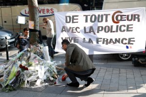 París homenajeará al policía que murió en el atentado de los Campos Elíseos
