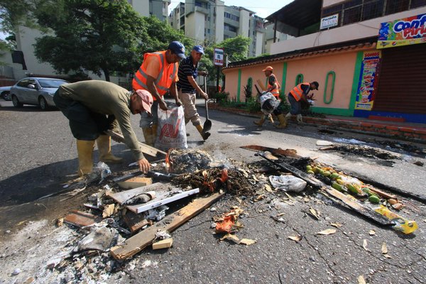 En la avenida principal de Pirineos, cuadrillas de la Alcaldía realizaron la remoción de escombros. (Foto/Jorge Castellanos)