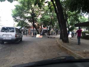 Manifestantes cierran accesos principales a Bello Monte con barricadas y guayas (Video)