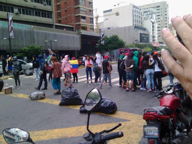 Manifestantes cerraron la vía principal de Chacao. Foto: @rafaurdant 