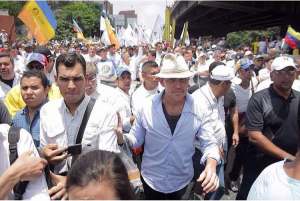 Carlos Lozano exhortó a los venezolanos a continuar con la protesta pacífica