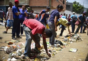 La mísera “revolución” del chavismo resumida en una FOTO: Venezolanos comiendo de la basura que dejó el saqueo