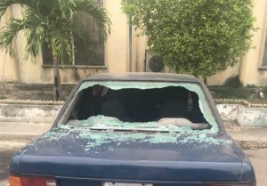 Al menos diez vehículos sufrieron daños por bombas lacrimógenas en San Joaquín (Foto)