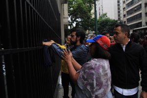 Madrugonazo: Diputados llegan al ministerio del Interior para exigir respeto a los DDHH #21A