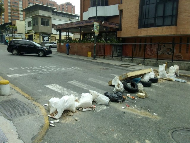 Barricada en la Avenida Sucre de Los Dos Caminos en el municipio Sucre / Foto @leobruzual
