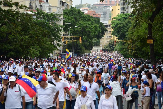 Opposition activists march towards the Catholic Church's episcopal seats nationwide, in Caracas, on April 22, 2017. Venezuelans gathered Saturday for "silent marches" against President Nicolas Maduro, a test of his government's tolerance for peaceful protests after three weeks of violent unrest that has left 20 people dead. / AFP PHOTO / RONALDO SCHEMIDT